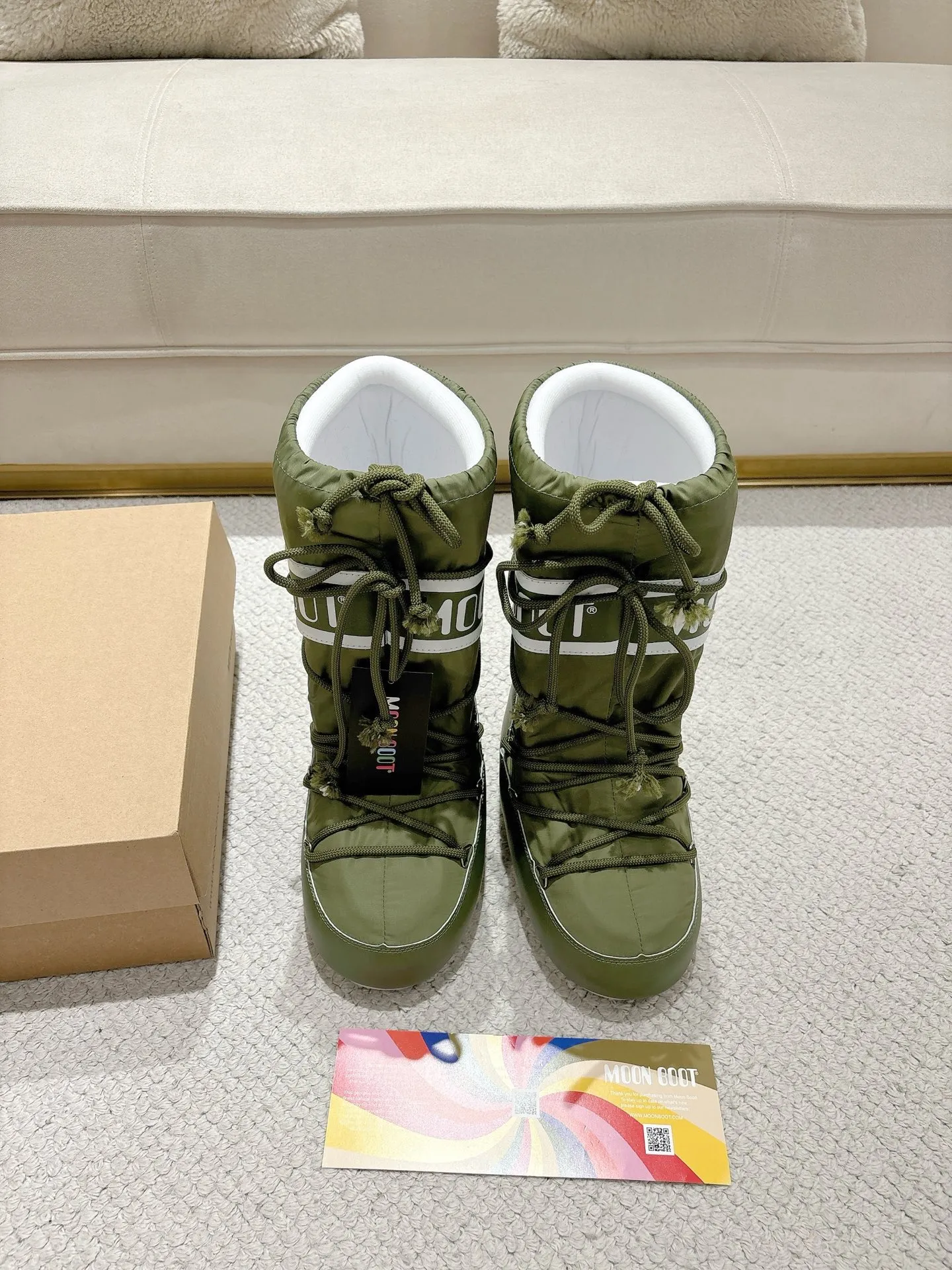 p700 long love style: ❤️ Moon Boot2025 vs autumn and winter popular snow boots series... [Ugly Moon Snow Boots] Forget UGG, fashionable people are wearing Moon Boot snow boots. If you find it difficult to accept the revival of UGG, then there is now a more alternative snow boot that is back, with an inner diameter of 4 cm. That is the Moon Boot. It was already very popular in the millennium. Back then, Paris Hilton and Victoria Beckham Celebrities often wear it, and now the Y2K trend is popular again. The same style is worn by young people in QQ shows, and the ugly snow boots that are shown in thousands of people have become popular again, regardless of men and women. They look slim but warm and easy to wear... ❶Fabric: Original custom/cowhide/woven wool/high mercerized waterproof cloth ❷Inner: original 100% silk cotton liner ❸foot: original 100% silk cotton liner ❹ Outsole: Original molded two-color non-slip outsole ❺ Sole thickness: 4cm (including **) ❻ Code number: 35/38; 39/41; ❼ Packaging: Original full set of packaging ☀ Color: Official website updated simultaneously